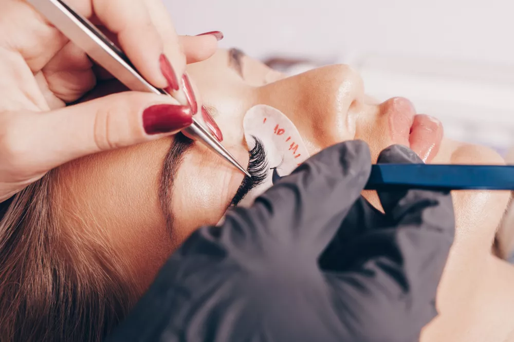 przedłużanie rzęs w gabinecie