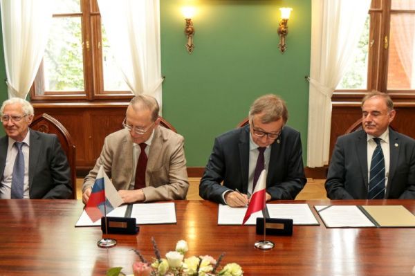 Podpisanie umowy między Uniwersytetem Jagiellońskim a Zjednoczonym Instytutem Badań Jądrowych w Dubnej